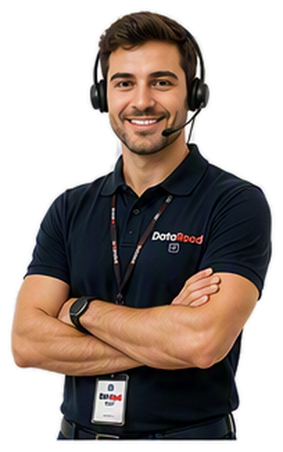 Un agent du service d'assistance, équipé d'un casque et d'un micro, les bras croisés, souriant, vêtu d'un polo DataRoad bleu marine et portant un badge.